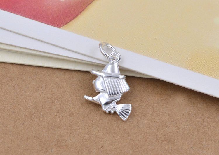 Pendentif à breloque petite sorcière sur balai en argent sterling S925