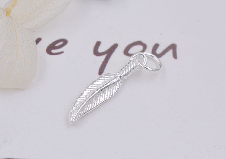 Pendentif à breloque en forme de petite plume en argent sterling S925