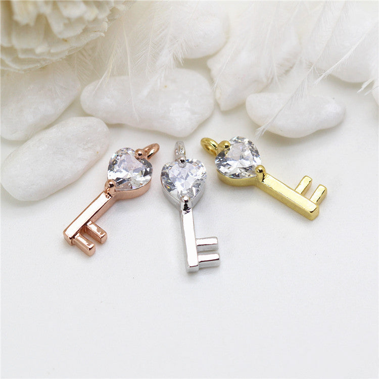 Pendentif à breloque 30 clés orné de strass 14K GF