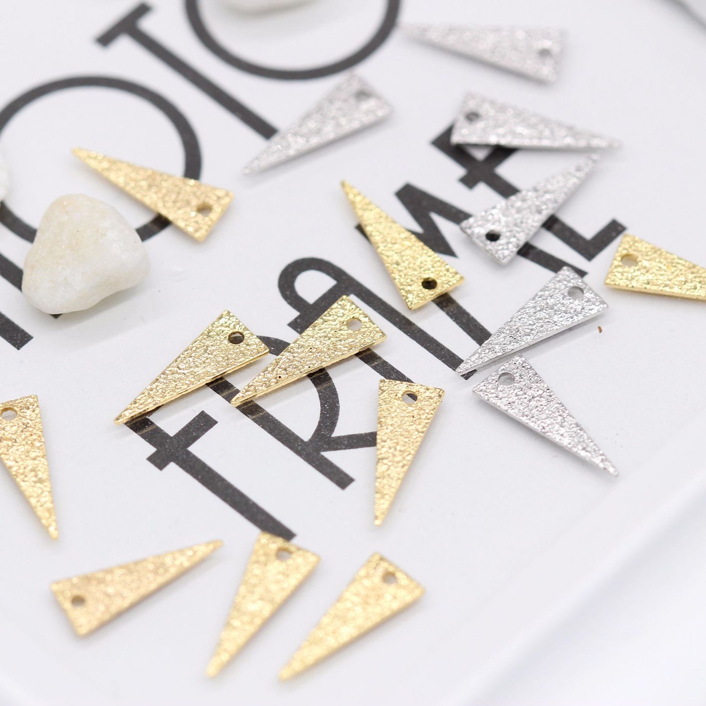 100 Pendentif à breloque triangle givré 14K GF