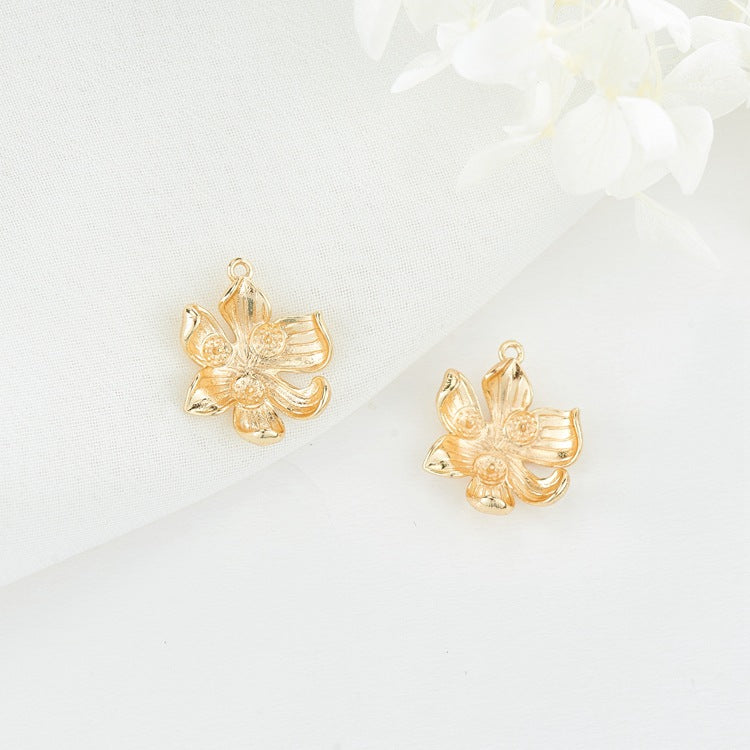 2 hohle Würfel-Charm-Anhänger mit mehreren Schleifen und Blumenmuster, 14 Karat GF