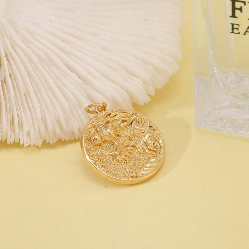 Pendentif à breloque en forme de lion de camp à 2 mains orné de strass 14K GF