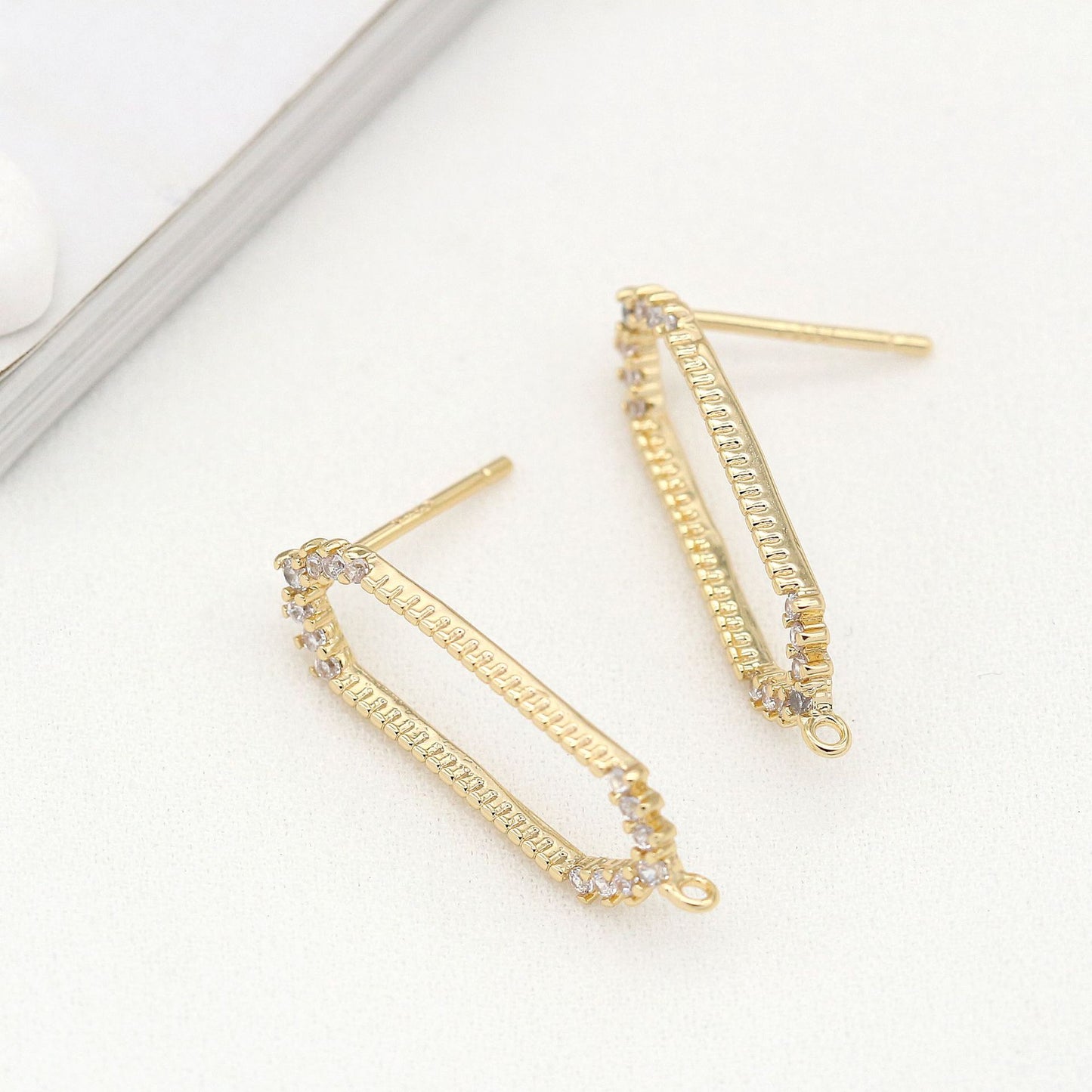 10 boucles d'oreilles longues à tige hexagonale avec boucle 14K GF ornées de strass