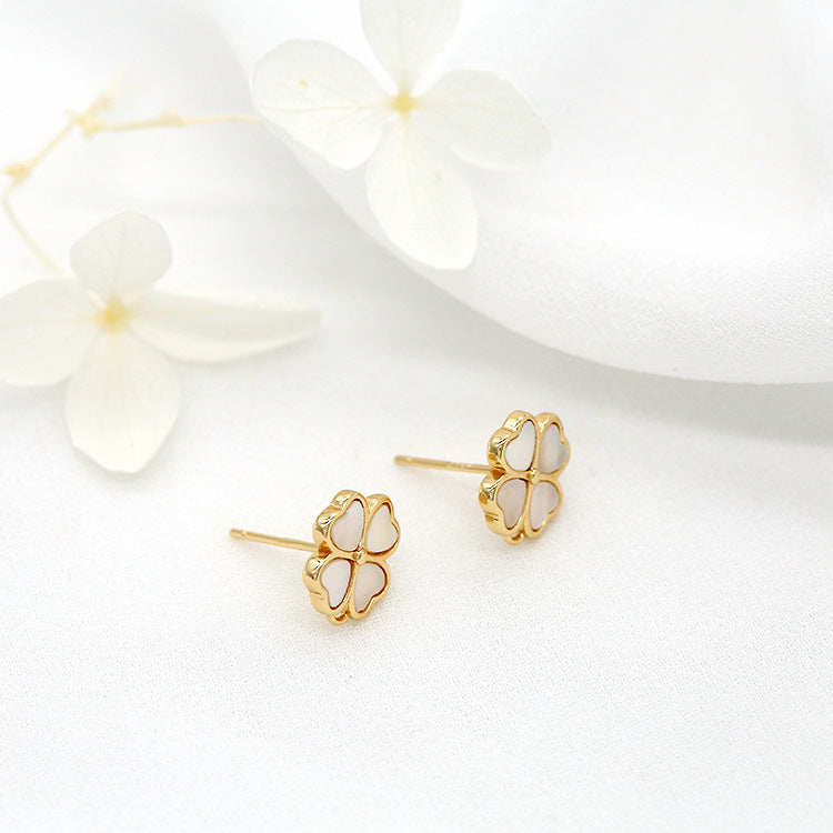 4 boucles d'oreilles à tige trèfle à quatre feuilles ornées de coquillages 14K GF