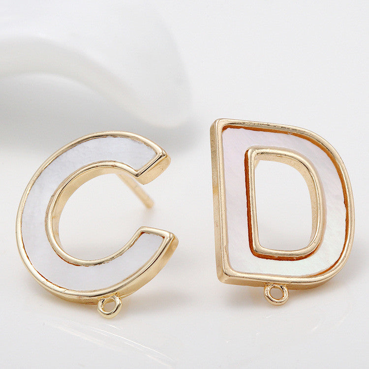 4 CD-Buchstaben-Ohrstecker mit Schleifenmuschel, verziert mit 14-Karat-GF-Ohrring