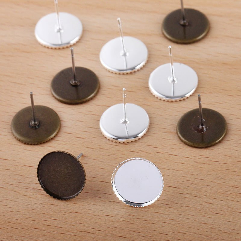 100 boucles d'oreilles à tige à lunette à bord dentelé 18KGP 8mm 10mm 12mm cabochon rond Base vierge réglage de la pièce de pierre précieuse