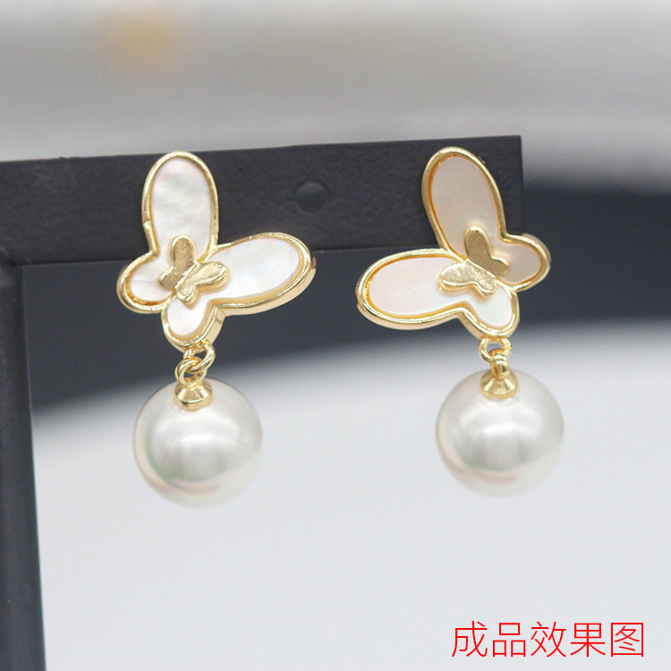 2 Ohrstecker mit Schmetterlingsanhänger und Muschel-Strassverzierung aus 14-karätigem GF