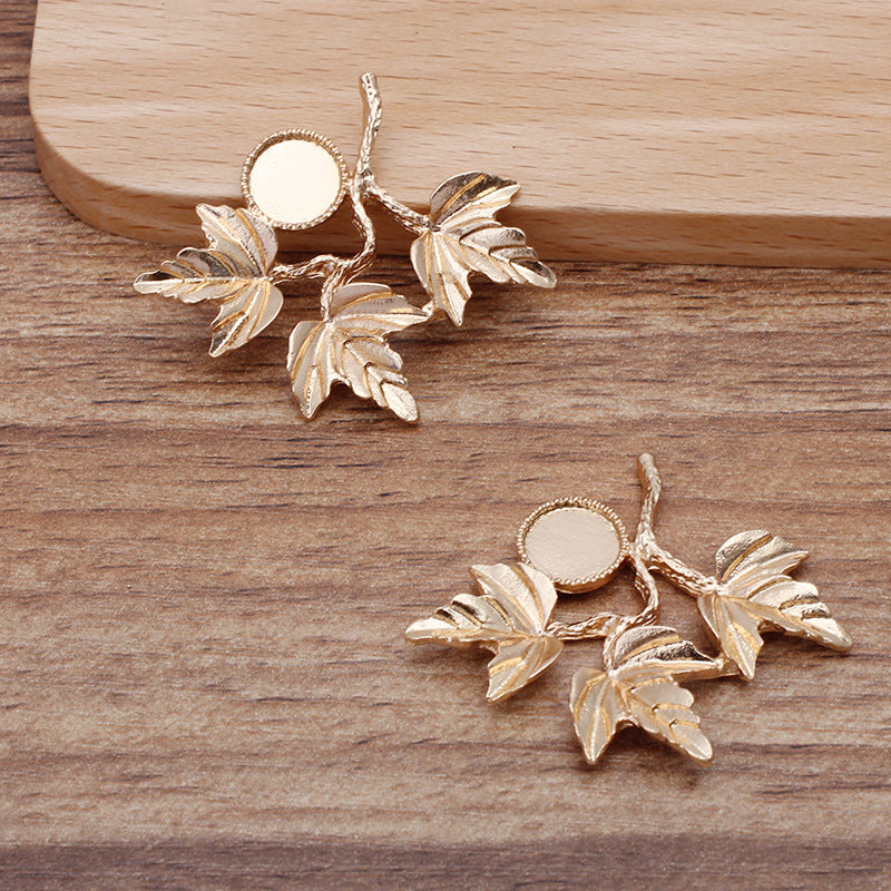 20 filigrane Blattzweige mit gezacktem Rand und Lünettenbecher-Charm, 18 kg, 8 mm, runder Cabochon, blanke Basis, Edelsteinfassung