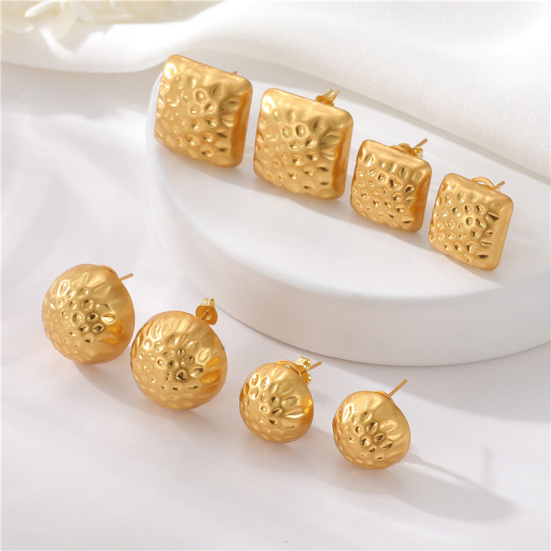 4 gehämmerte quadratische runde Ohrstecker aus 14-karätigem GF