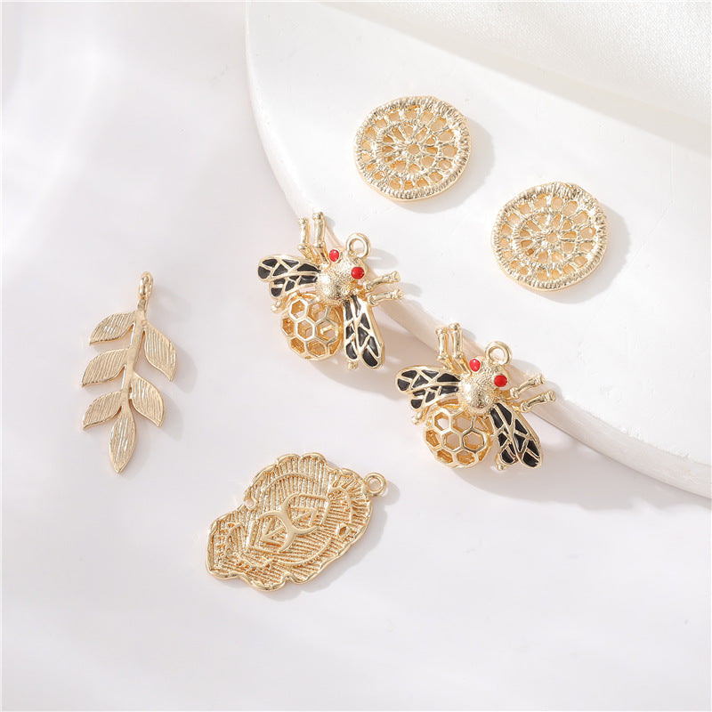 2 pendentifs à breloques en forme d'abeille et de feuilles rondes creuses 14K GF