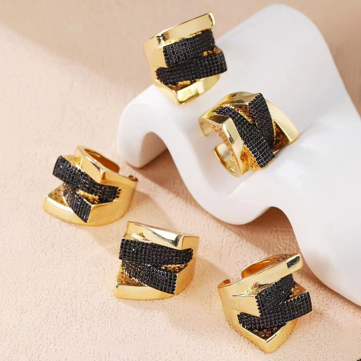 2 klobige Statement-Ringe mit offenem Kreis und 14-karätigem GF mit Strasssteinen verziert