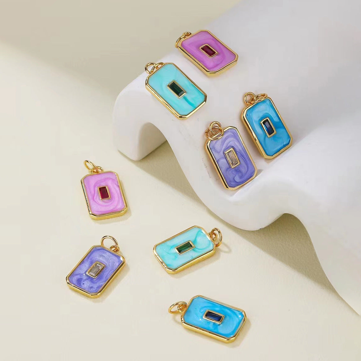 2 pendentifs à breloque rectangulaires en émail époxy 14K GF strass embellis