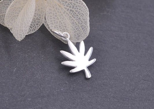 Pendentif à breloque en forme de petite feuille d'érable en argent sterling S925