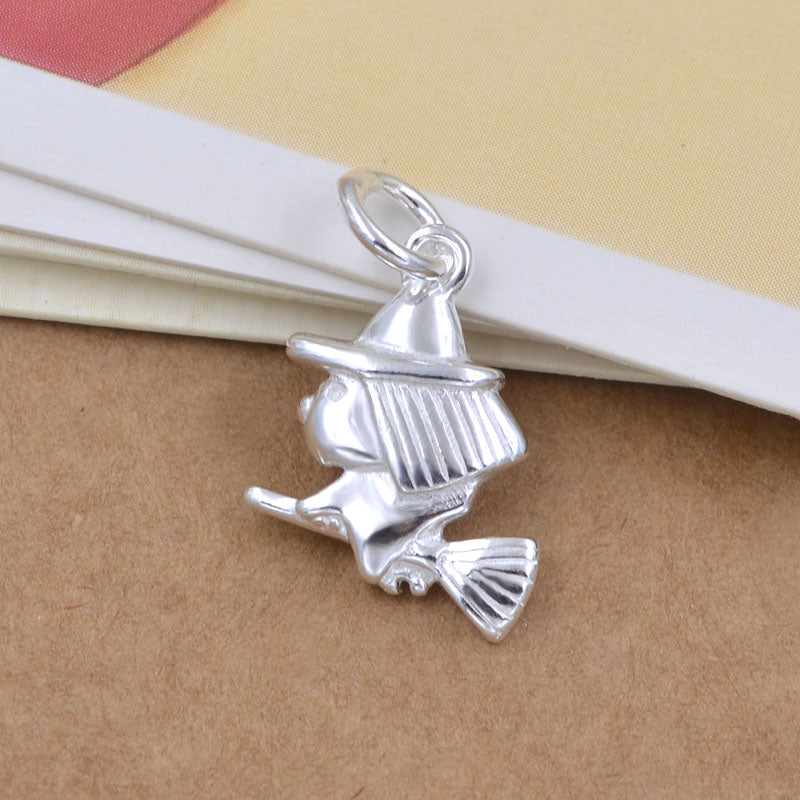 Pendentif à breloque petite sorcière sur balai en argent sterling S925