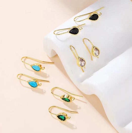 4 Haken-Ohrringe mit Öse, mit Strasssteinen verziert, 14-karätiges GF