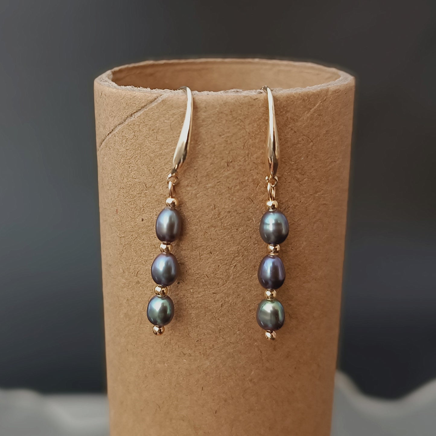 Boucles d'oreilles à crochet avec trois perles noires d'eau douce naturelles, usage quotidien, crochets d'oreille unis 14K GF, boucles d'oreilles pendantes