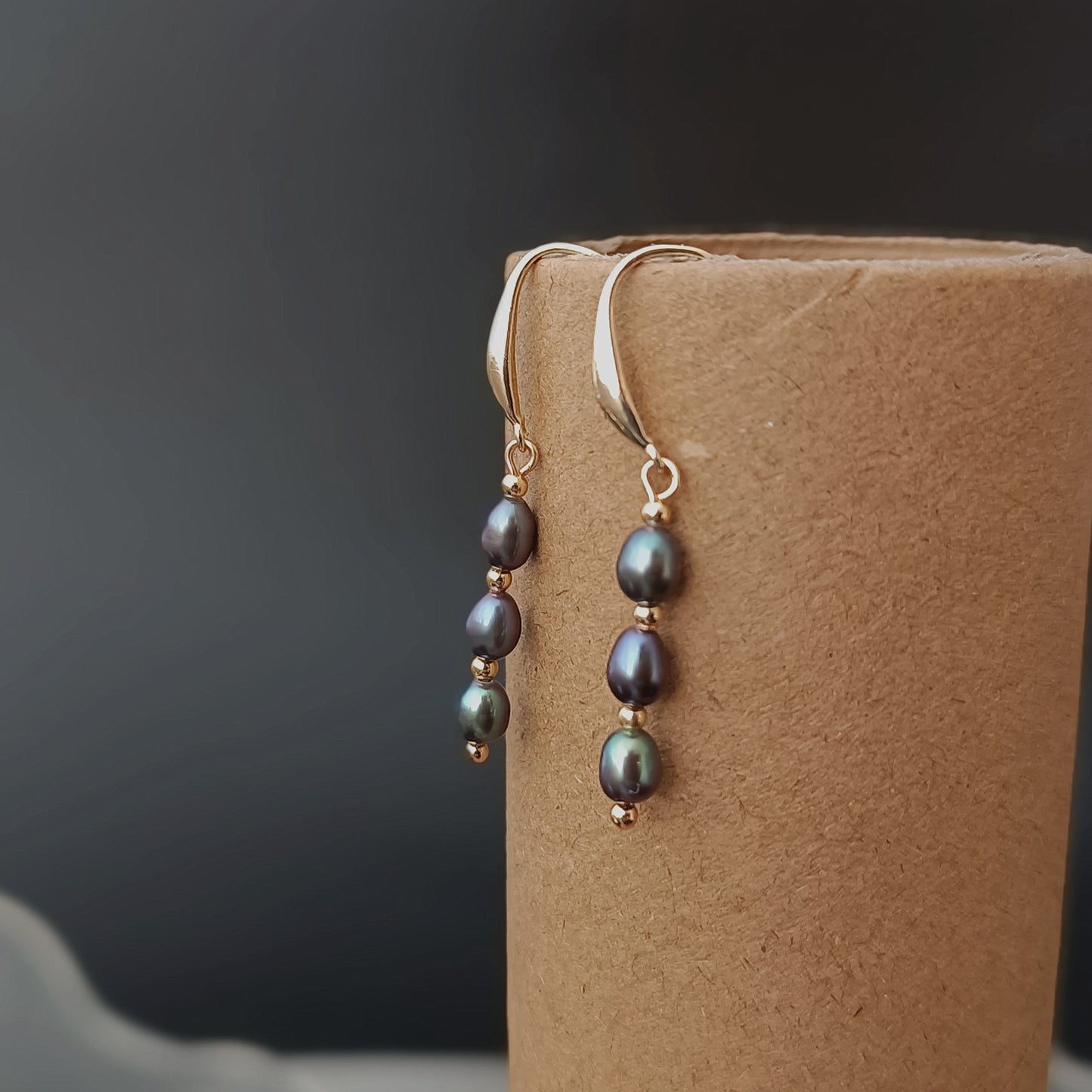 Boucles d'oreilles à crochet avec trois perles noires d'eau douce naturelles, usage quotidien, crochets d'oreille unis 14K GF, boucles d'oreilles pendantes