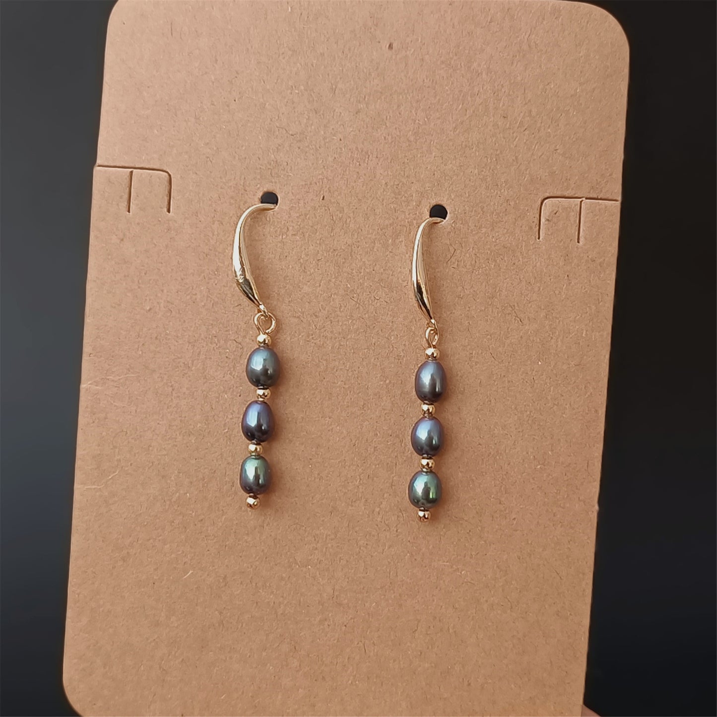 Boucles d'oreilles à crochet avec trois perles noires d'eau douce naturelles, usage quotidien, crochets d'oreille unis 14K GF, boucles d'oreilles pendantes