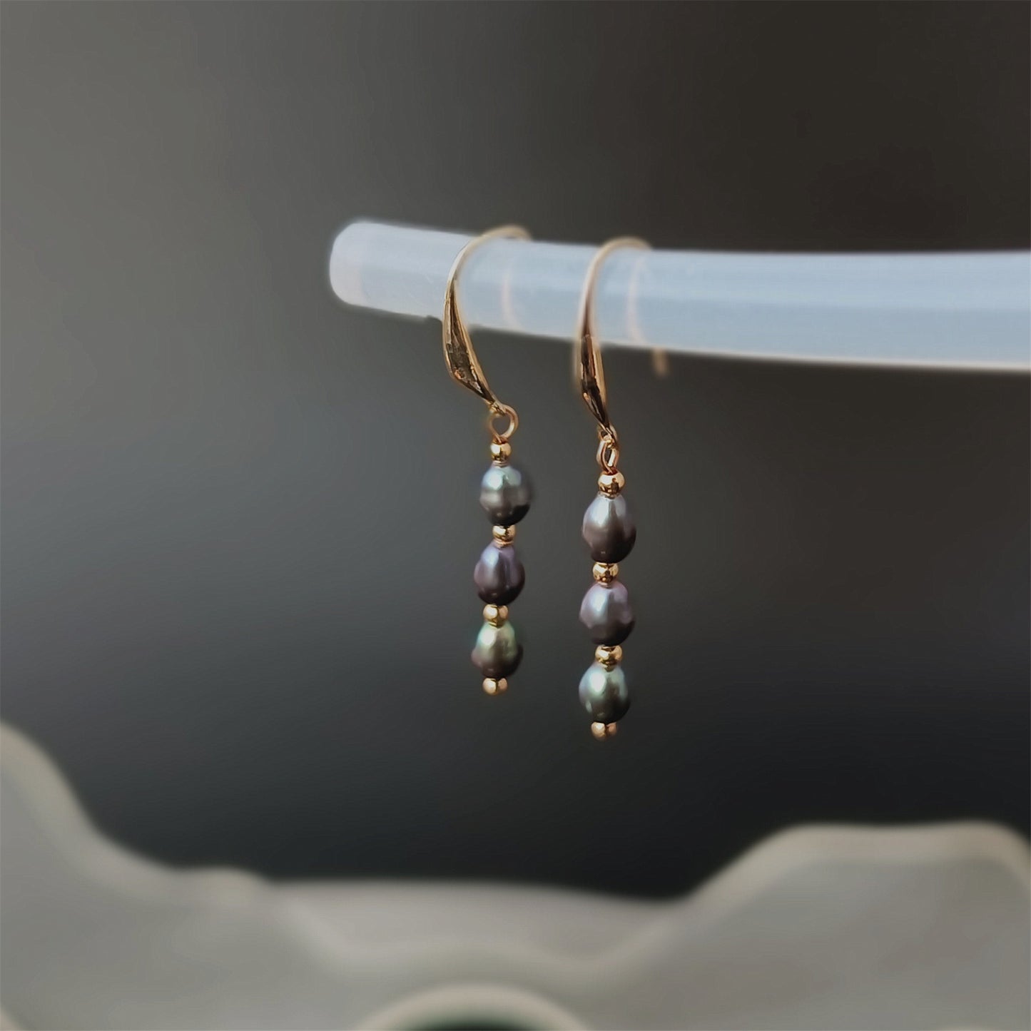 Boucles d'oreilles à crochet avec trois perles noires d'eau douce naturelles, usage quotidien, crochets d'oreille unis 14K GF, boucles d'oreilles pendantes