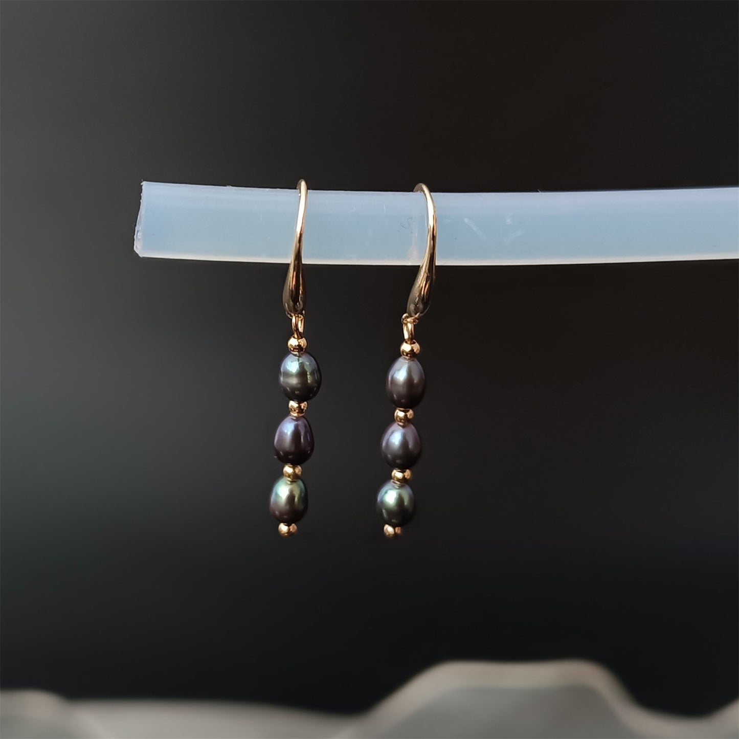 Boucles d'oreilles à crochet avec trois perles noires d'eau douce naturelles, usage quotidien, crochets d'oreille unis 14K GF, boucles d'oreilles pendantes