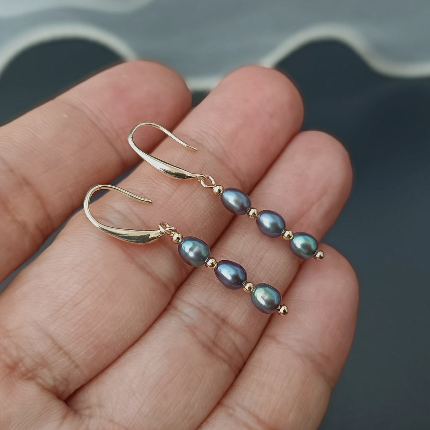 Boucles d'oreilles à crochet avec trois perles noires d'eau douce naturelles, usage quotidien, crochets d'oreille unis 14K GF, boucles d'oreilles pendantes