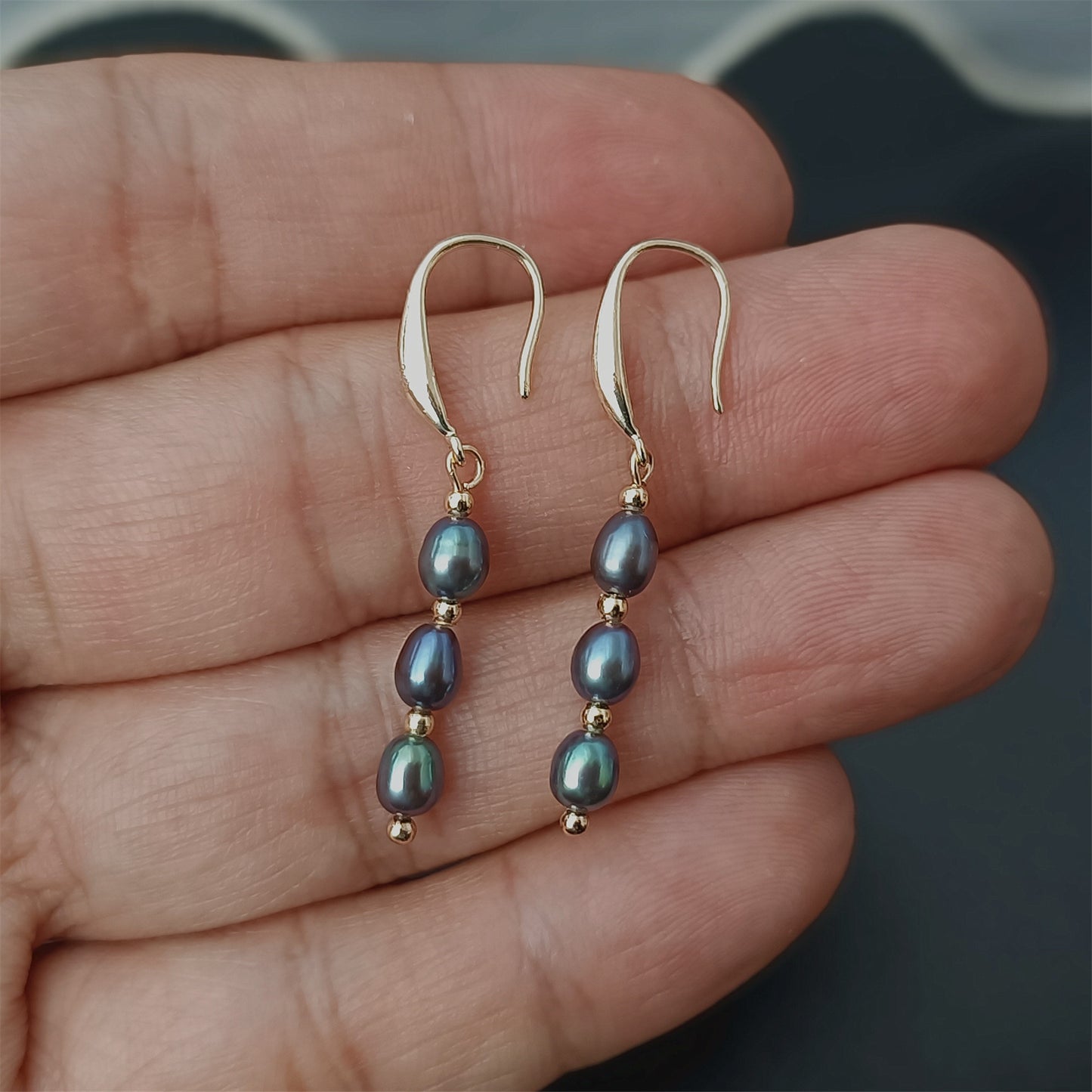 Boucles d'oreilles à crochet avec trois perles noires d'eau douce naturelles, usage quotidien, crochets d'oreille unis 14K GF, boucles d'oreilles pendantes