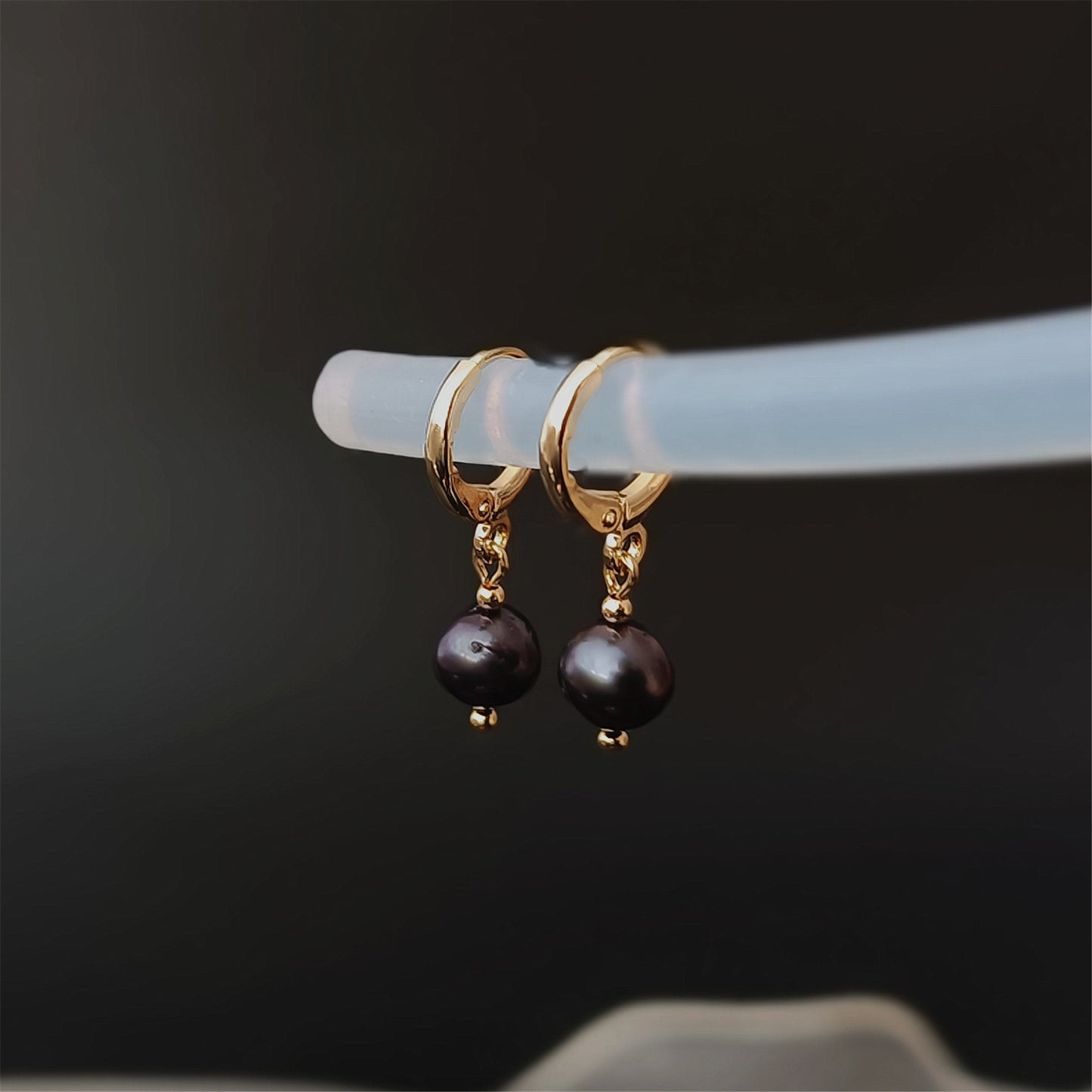 Boucles d'oreilles créoles en perles noires d'eau douce naturelles, usage quotidien 14K GF, cerceaux Huggie unis, boucles d'oreilles pendantes