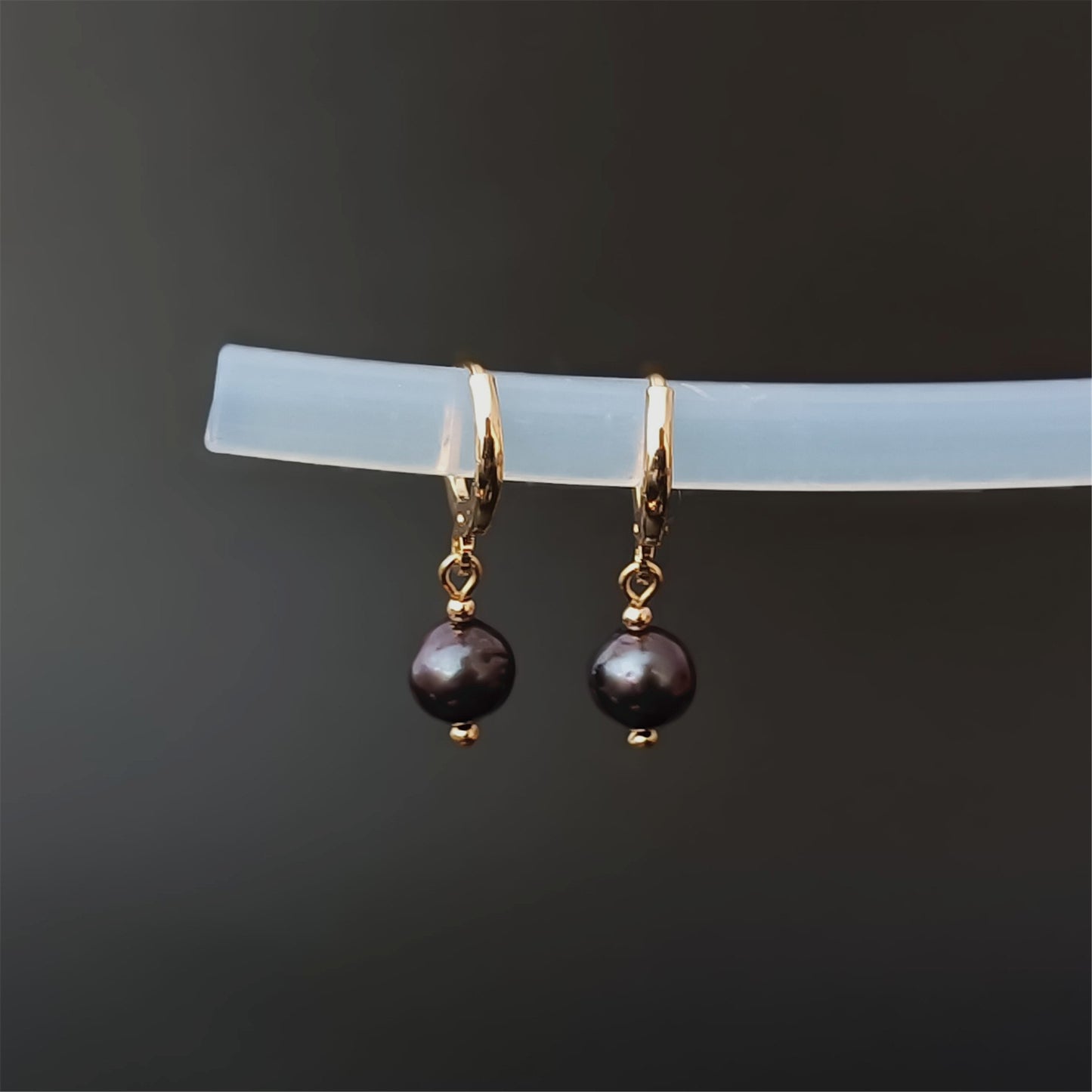 Boucles d'oreilles créoles en perles noires d'eau douce naturelles, usage quotidien 14K GF, cerceaux Huggie unis, boucles d'oreilles pendantes