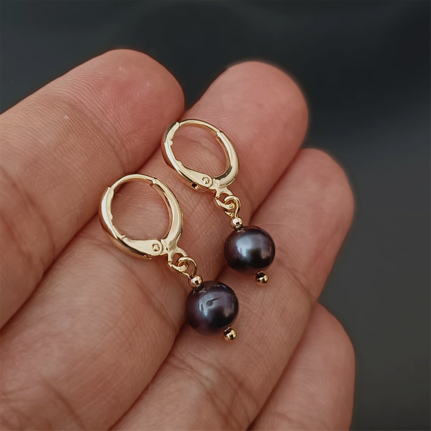Boucles d'oreilles créoles en perles noires d'eau douce naturelles, usage quotidien 14K GF, cerceaux Huggie unis, boucles d'oreilles pendantes