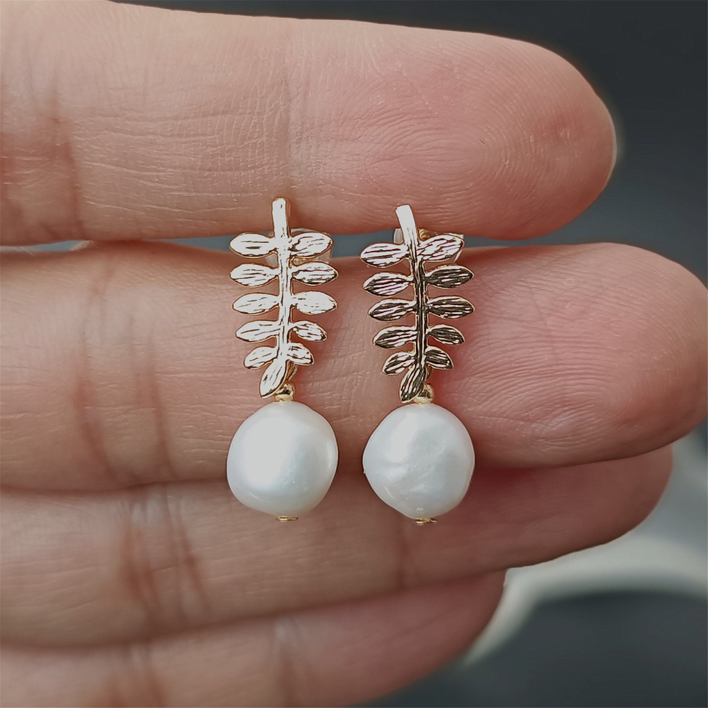 Natürliche Süßwasser-Barockperlen-Blatt-Ohrstecker, tägliches Tragen, 14-karätige GF-Ohrstecker, baumelnde Ohrringe