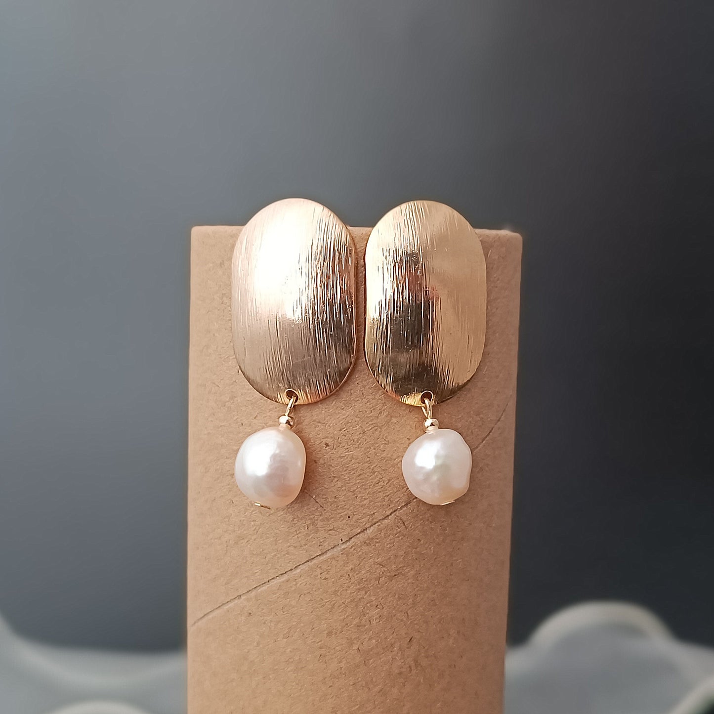 Natürliche Süßwasser-Barockperlen-Ohrringe, tägliches Tragen, mattierter ovaler 14-karätiger GF-Ohrstecker