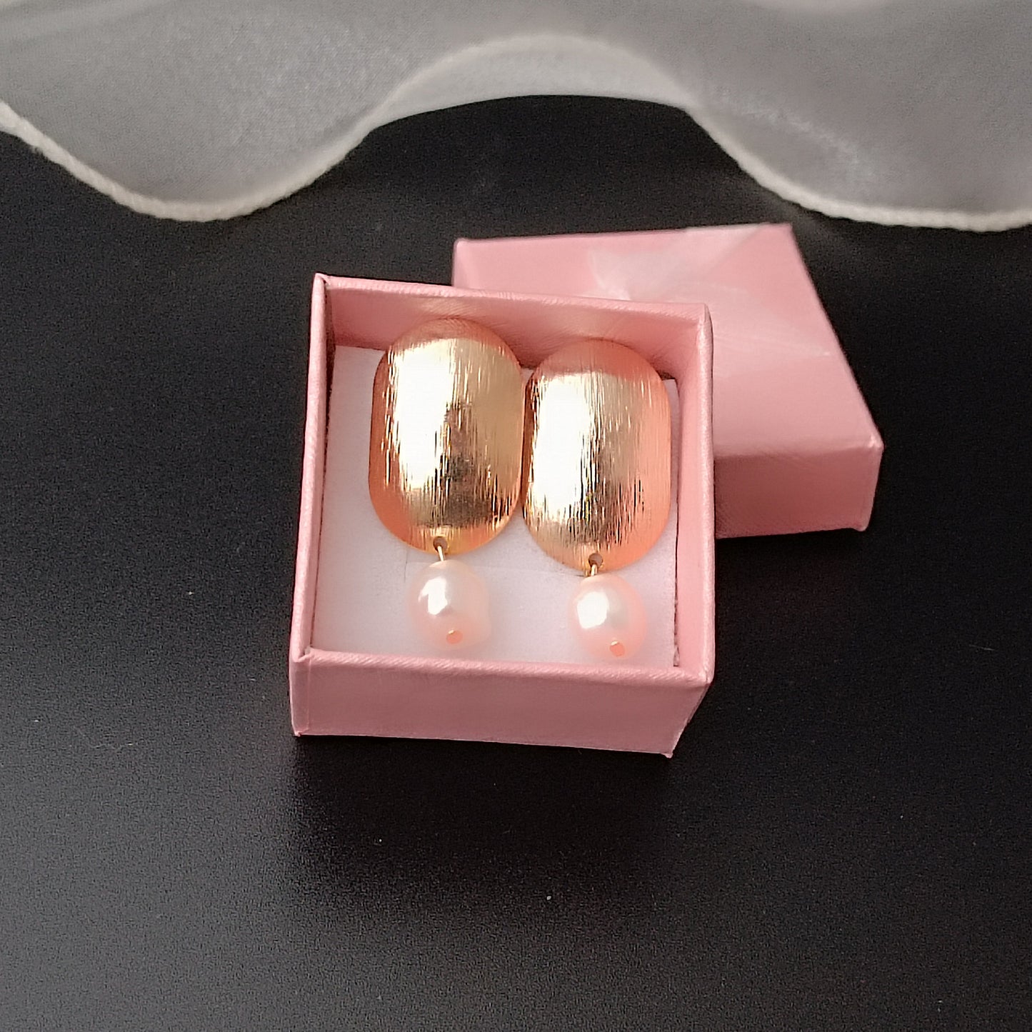 Natürliche Süßwasser-Barockperlen-Ohrringe, tägliches Tragen, mattierter ovaler 14-karätiger GF-Ohrstecker