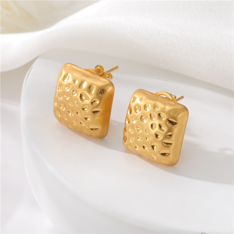 4 gehämmerte quadratische runde Ohrstecker aus 14-karätigem GF