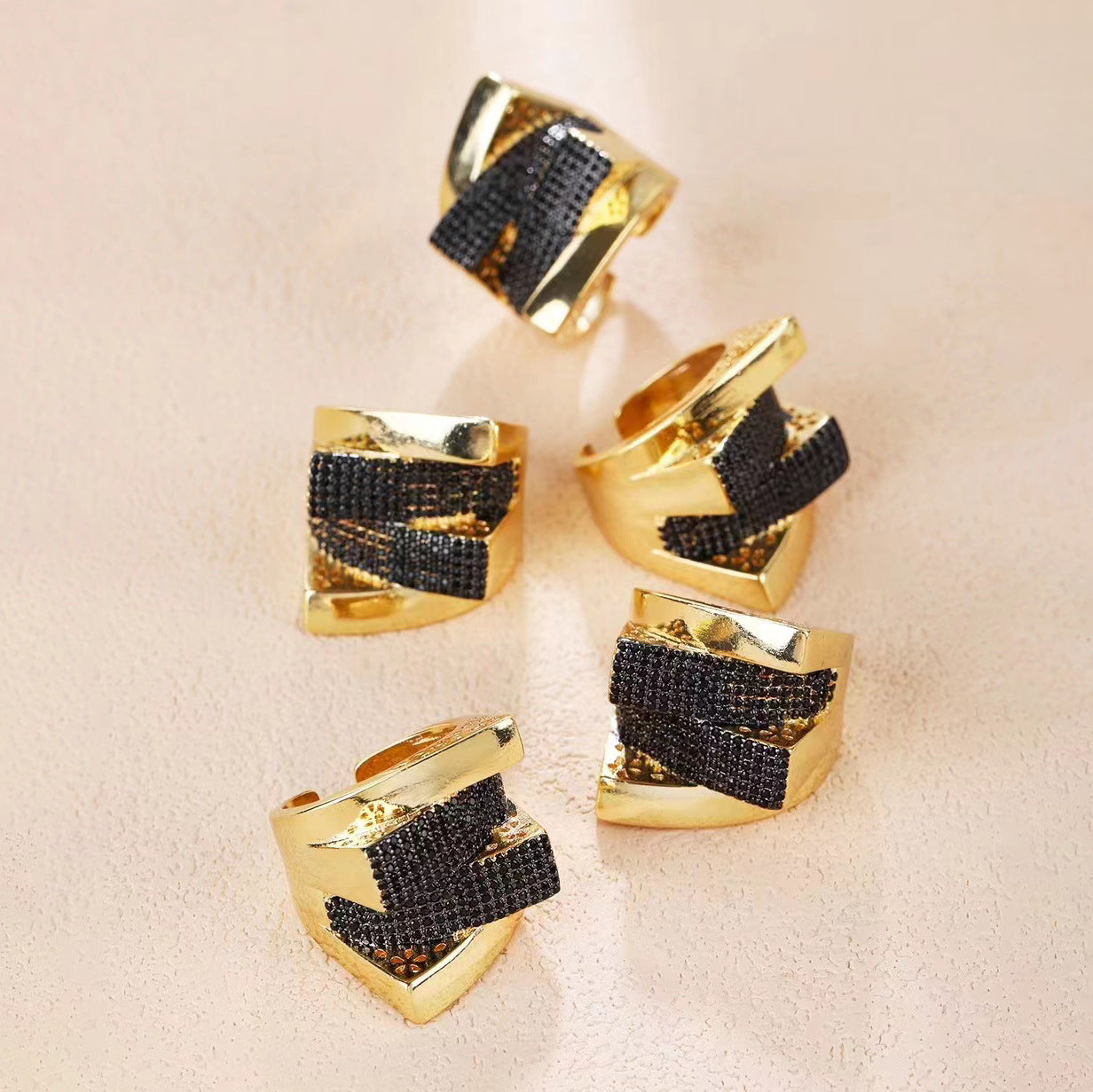 2 klobige Statement-Ringe mit offenem Kreis und 14-karätigem GF mit Strasssteinen verziert