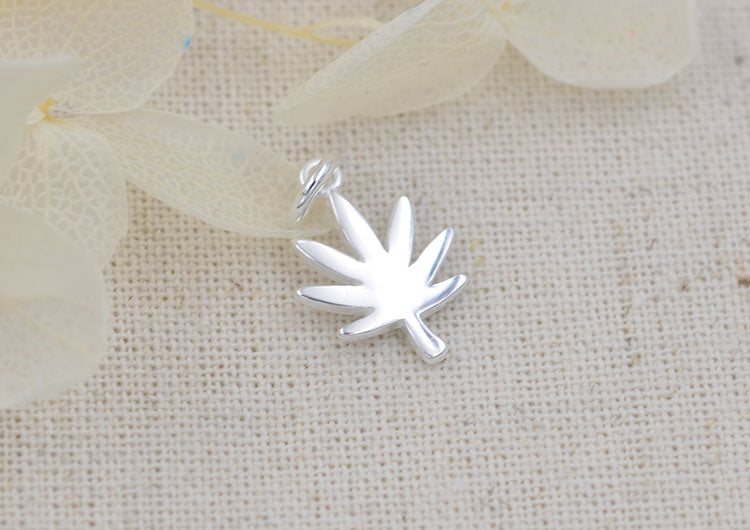 Pendentif à breloque en forme de petite feuille d'érable en argent sterling S925