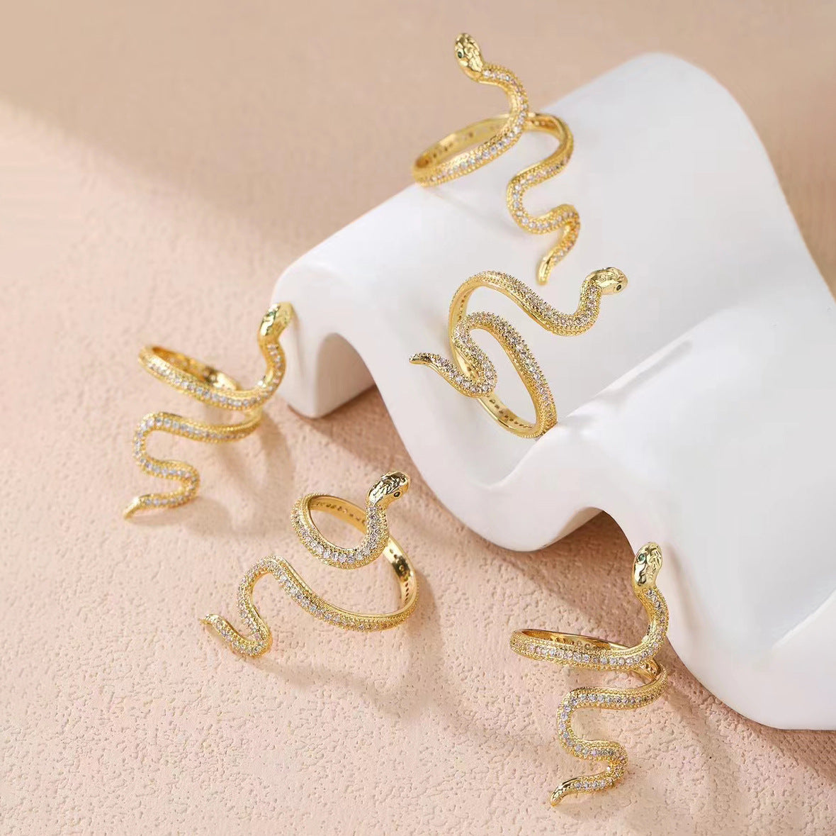 2 Schlangen-Statement-Ringe mit offenem Kreis und 14-karätigem GF mit Strasssteinen verziert
