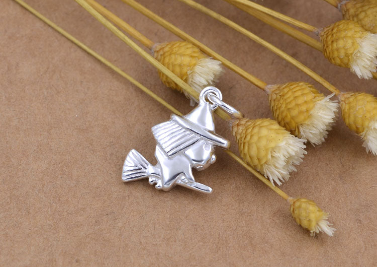Pendentif à breloque petite sorcière sur balai en argent sterling S925