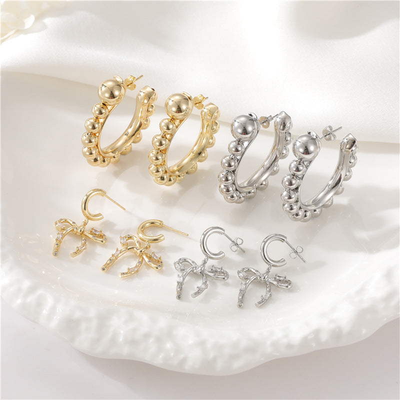 4 Ohrstecker mit Schleifen-Charm, Perlen, halbkreisförmig, mit Strasssteinen verziert, 14-Karat-GF-Ohrring