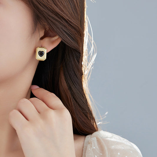 4 rechteckige Ohrstecker aus 14-karätigem GF mit Herz-Strasssteinen verziert