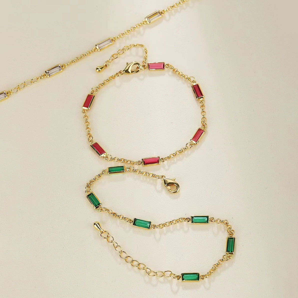 2 dünne Kabelketten-Armbänder mit Strasssteinen verzierter 14-karätiger GF-Armreif