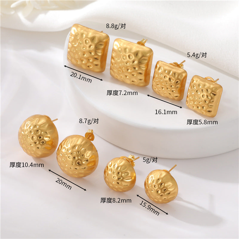 4 gehämmerte quadratische runde Ohrstecker aus 14-karätigem GF