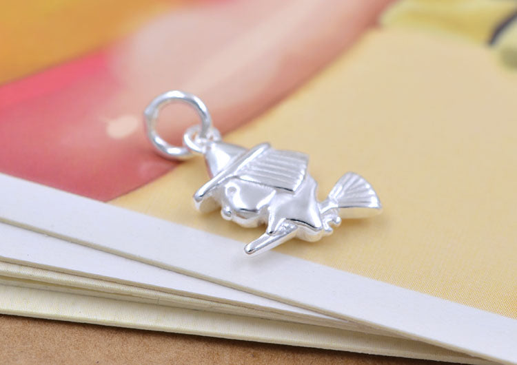 Pendentif à breloque petite sorcière sur balai en argent sterling S925