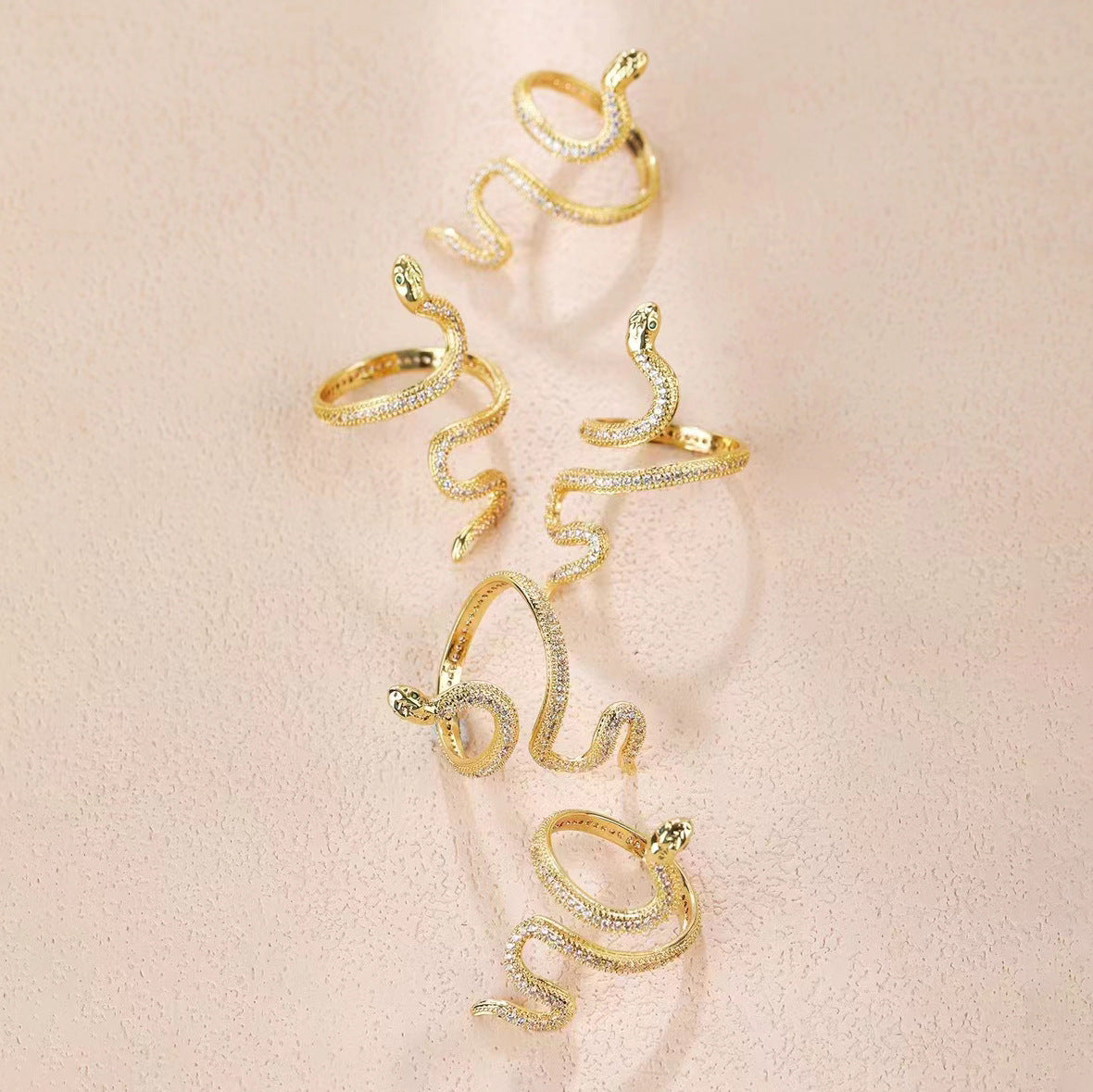 2 Schlangen-Statement-Ringe mit offenem Kreis und 14-karätigem GF mit Strasssteinen verziert