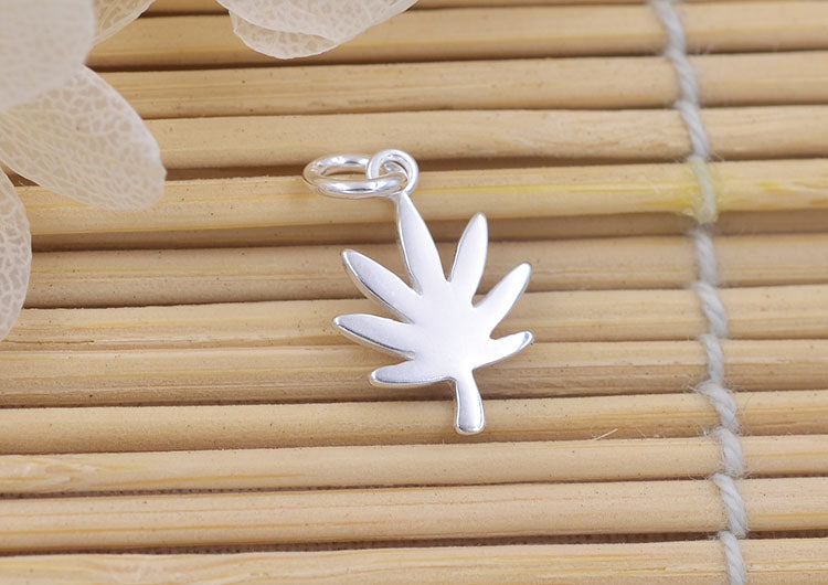Pendentif à breloque en forme de petite feuille d'érable en argent sterling S925