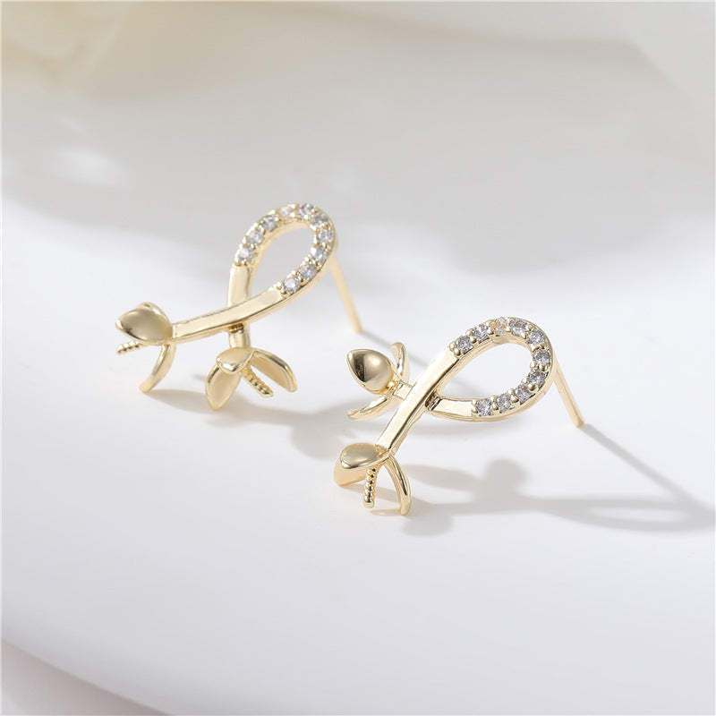4 boucles d'oreilles à tige en forme de vigne florale ornées de strass 14 carats GF à moitié percées en perles vierges