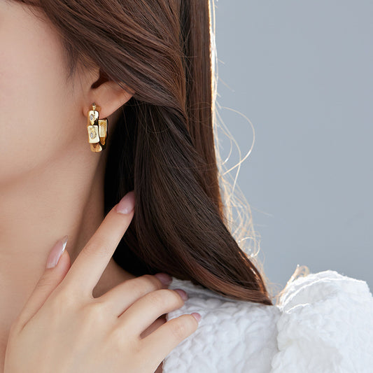 4 klobige Ohrstecker aus 14-karätigem GF mit Strassverzierung