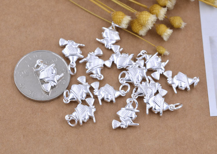Pendentif à breloque petite sorcière sur balai en argent sterling S925