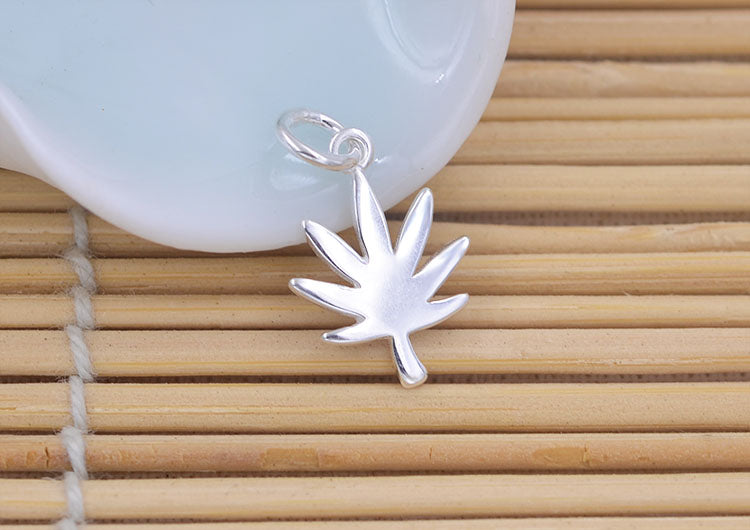 Pendentif à breloque en forme de petite feuille d'érable en argent sterling S925