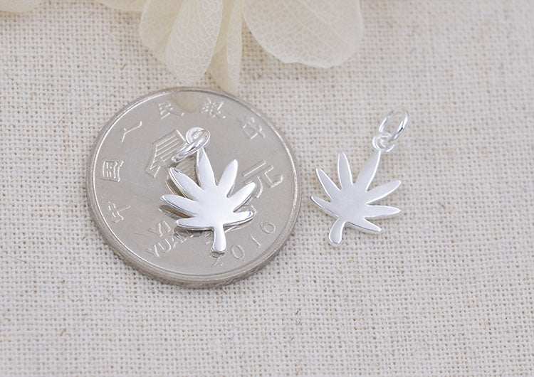 Pendentif à breloque en forme de petite feuille d'érable en argent sterling S925