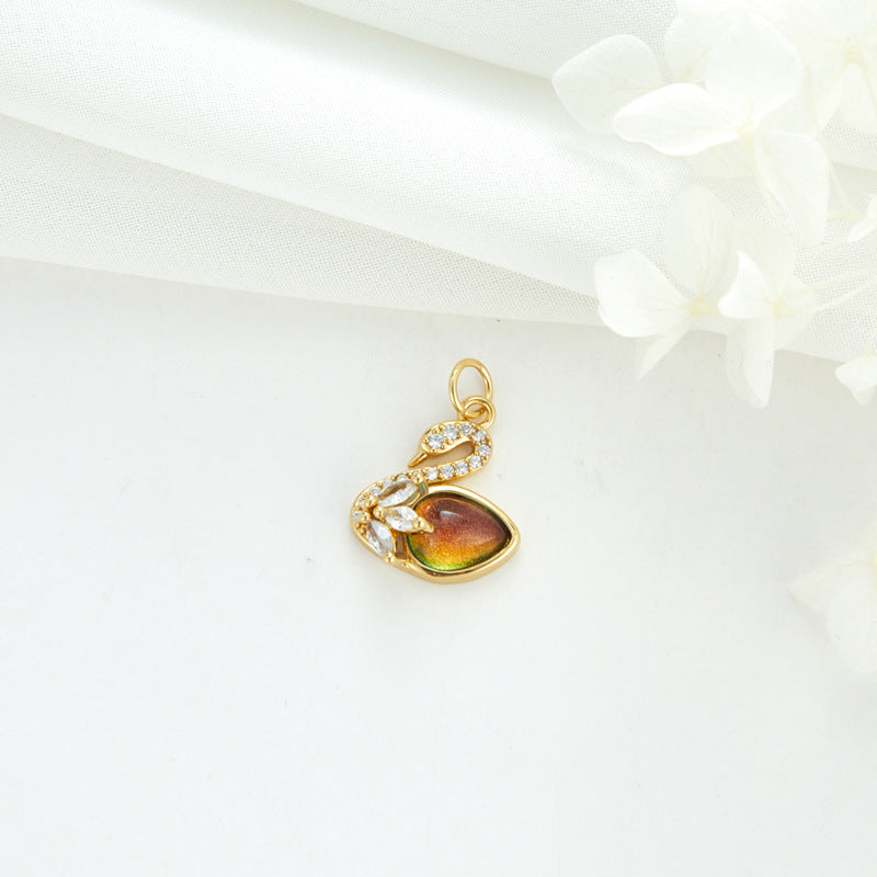 2 Cateye-Steine, Astronaut auf Mond, Rakete, Schwan, Katze, Charm-Anhänger, Harz, Strass, verziert, 14 K GF